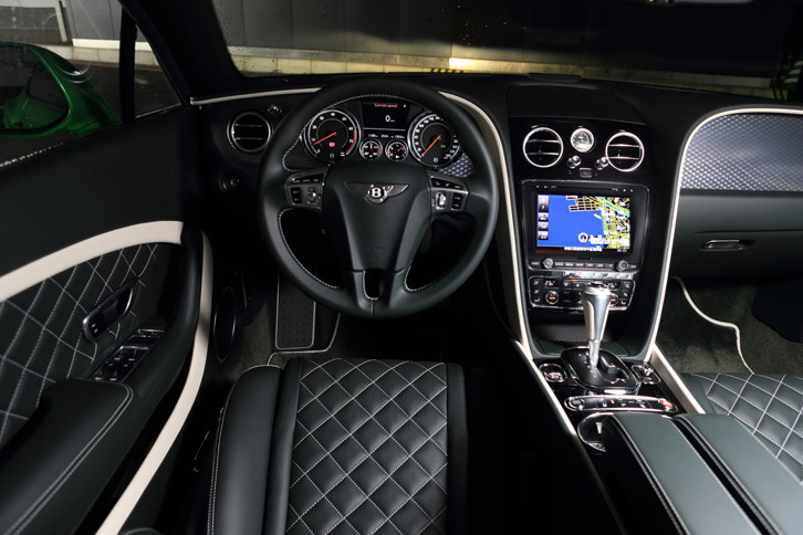 「コンチネンタルGTスピード」のインストゥルメントパネルまわり。2016年モデルではセンターコンソールや時計のグラフィックなど、各所の意匠を変更している。