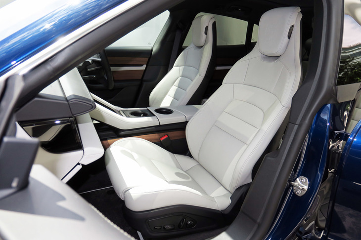 ポルシェ・タイカン4クロスツーリスモ（フロントシート）