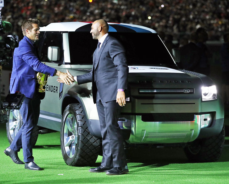 2019年11月に予約受け付けが開始された「ディフェンダー」。同年に日本で開催されたラグビーワールドカップにも花を添え、優勝した南アフリカチームに「ウェブ・エリス・カップ」（優勝杯）を届ける役を担った。