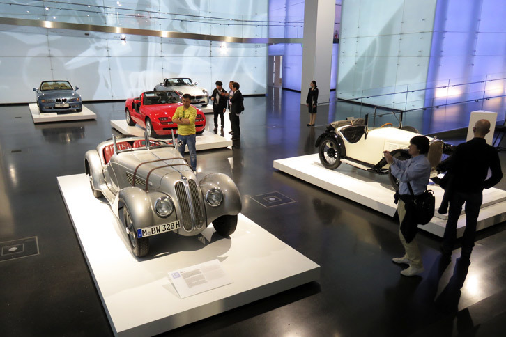 博物館の中央は吹き抜けとなっており、底部のフロアには歴代の2シーターオープンカーが陳列されていた。
