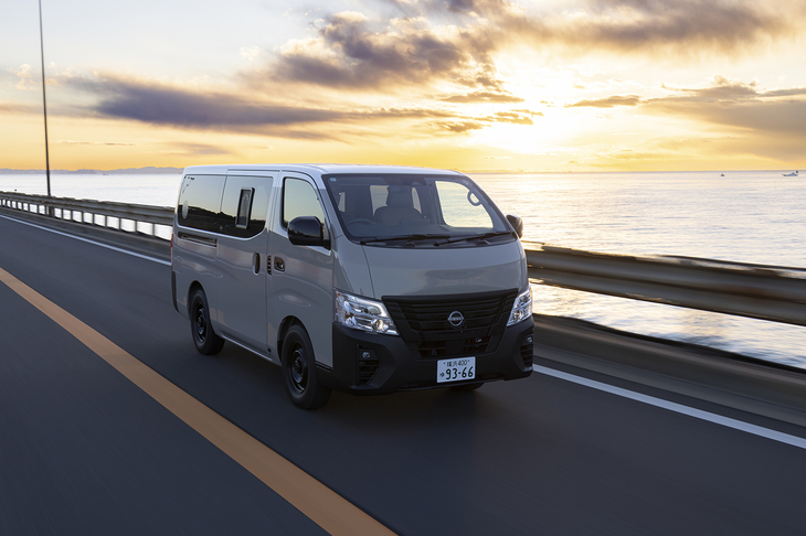 アダプティブクルーズコントロールは標準の「キャラバン」には2025年の8月に、「MYROOM」には12月に搭載。いずれもガソリンエンジンモデルのみで、ディーゼルモデルには設定がない。