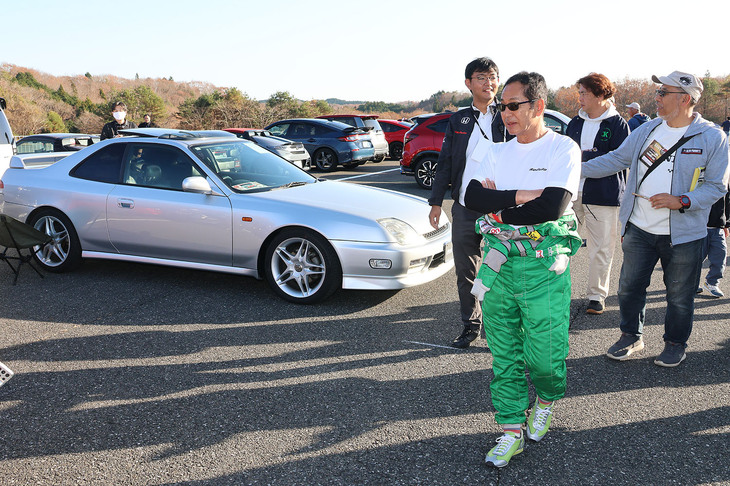 午後には、土屋圭市さんがファンミーティングエリアを視察。会場のあちこちで、写真やサインをせがまれると、土屋さんは気さくに応じ、ファンとの交流を楽しんでいた。