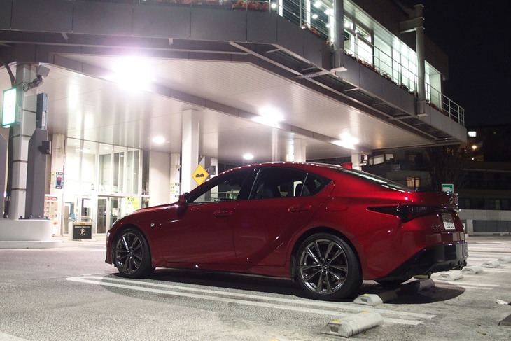 緩やかな弧を描くようにデザインされたトランクリッドも最新モデルの特徴。このシャープなプレスラインは、トヨタが開発した特許出願中の「寄絞り（よせしぼり）工法」によるものだという。