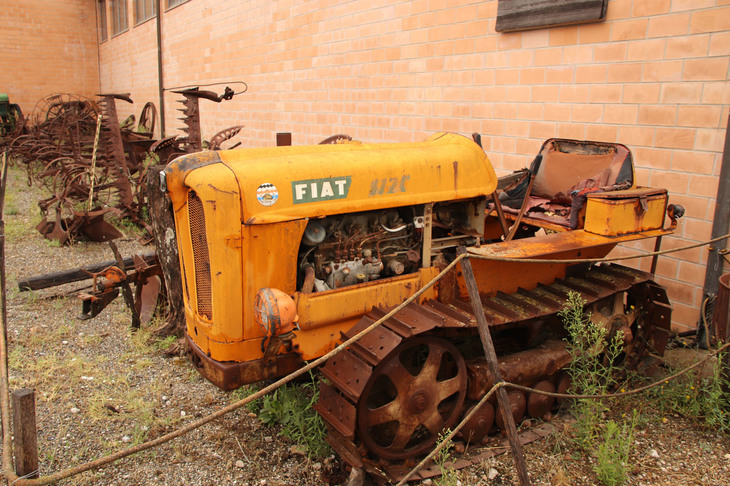 農家の片隅で余生を送る無限軌道付きのフィアット製トラクター「312C」。今もイタリア人の多くが思い描くトラクターといえば、こうしたオレンジのフィアット製だ。筆者が住むシエナ郊外で。