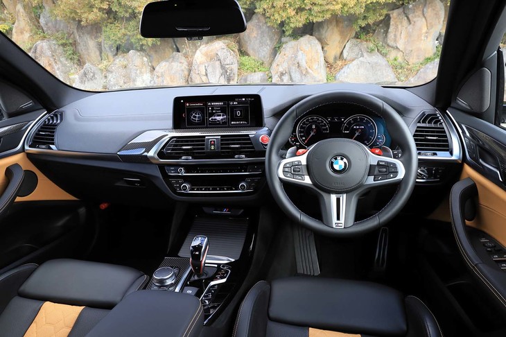 ブラックを基調に、シルバーとカーボン調パーツでスパルタンにコーディネートされたインテリア。着座位置が高いので、前方視界は良好。