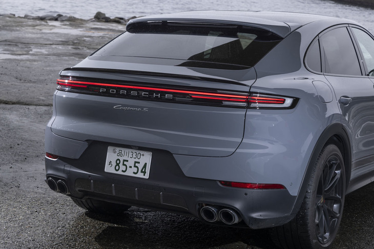 テールランプは左右を滑らかな曲線で結んだオーバル形状に。ブレーキランプはU字型に点灯するように変わった。