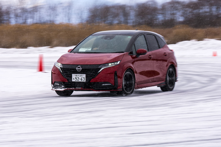 ただし、軽量かつコンパクトなボディーのため、氷上で「ノート オーラNISMOチューンドe-POWER 4WD」を振り回すのは痛快だ。