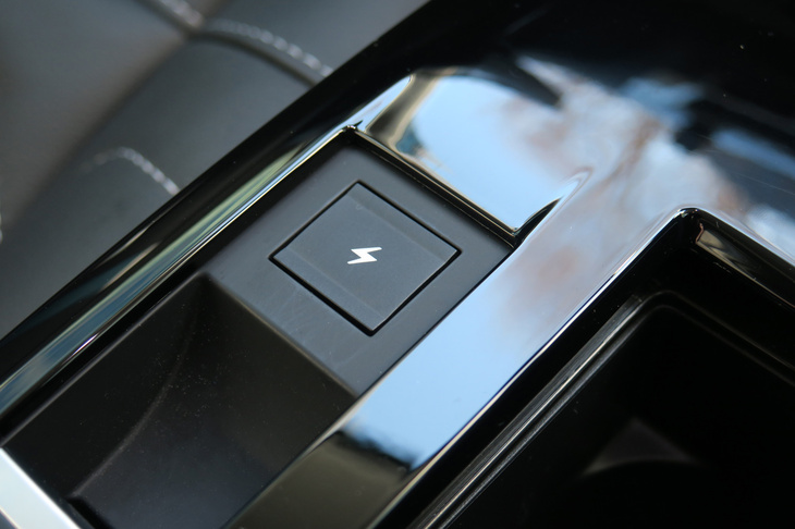 シトロエンE-C4エレクトリック（充電スイッチ）