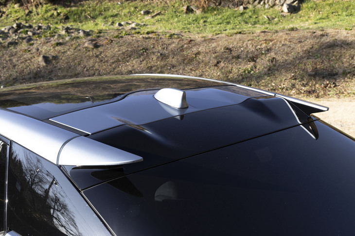 車体後方での風の収束性を高めるというルーフスポイラーは中央部分を大胆にカットしている。