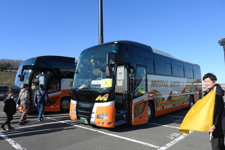 参加者は2組に分かれ、さっそくイベントがスタート。メインコンテンツは「ハローウッズ」の散策、レーシングコースのサーキットクルーズ、「ホンダコレクションホール」のツアーで、記者は午前中にハローウッズをまわる組に帯同した。