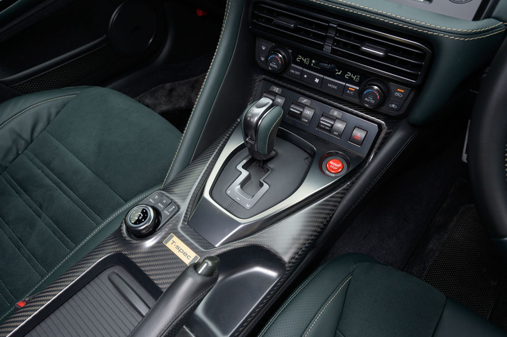 変速機は6段のデュアルクラッチ式AT。デビュー当初はメカニカルノイズと振動がキャビンに満ちていたが、今ではすっかり穏やかになった。