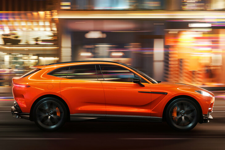 一見すると、そんなに大きなクルマには見えない「DBX」だが、そのサイズは全長×全幅×全高＝5039×1998×1680mm（2023年モデルの「DBX707」）。実はかなりの巨大SUVなのだ。