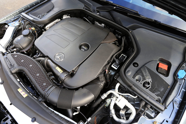 「E300アバンギャルド スポーツ」に搭載される2リッター直4直噴ターボエンジン。「E250」のそれと比べ、47PSの出力向上と20N・mのトルクアップを実現している。