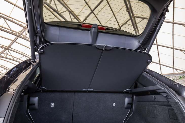 NX450h＋“バージョンL”（折りたたみ式トノカバー）