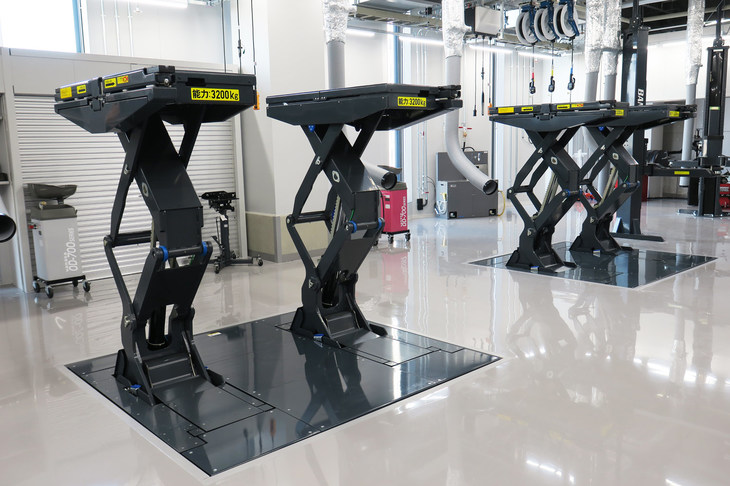 作業スペースは全8カ所で、その内の7カ所には、フルフラットに格納・展開できる最新のリフトが備えられている。