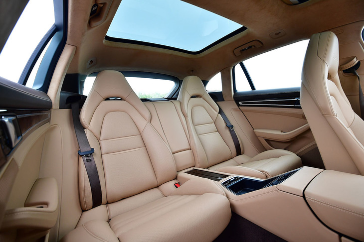 「スポーツツーリスモ」のリアシートは3人掛けが標準だが、試乗車には左右独立の8wayリアコンフォートシートが装備されていた。