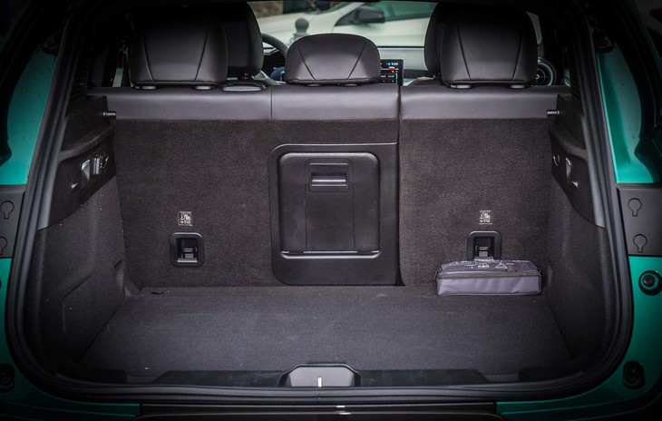 ラゲッジスペースの容量は500～1550リッター。後席の背もたれは40：60の分割可倒式。