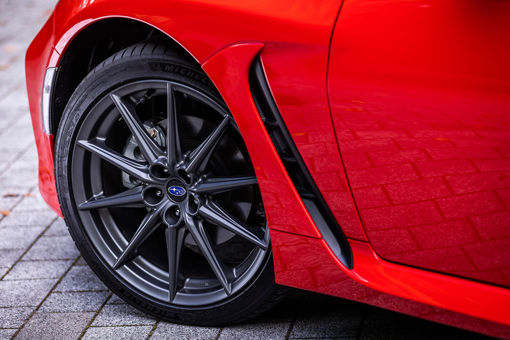 マットダークグレーの18インチホイールに、215/40R18サイズの「ミシュラン・パイロットスポーツ4」タイヤが標準装備される「BRZ S」の足まわり。ホイールは細身の10本スポークデザインを採用し、運動性の高さを表現したという。