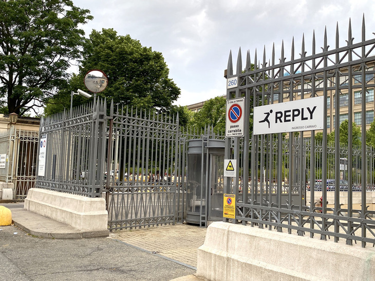 ビルの一角にある駐車場入り口。2022年6月撮影。