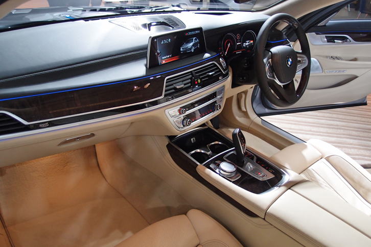 ハンドル位置は、右のみとなる。