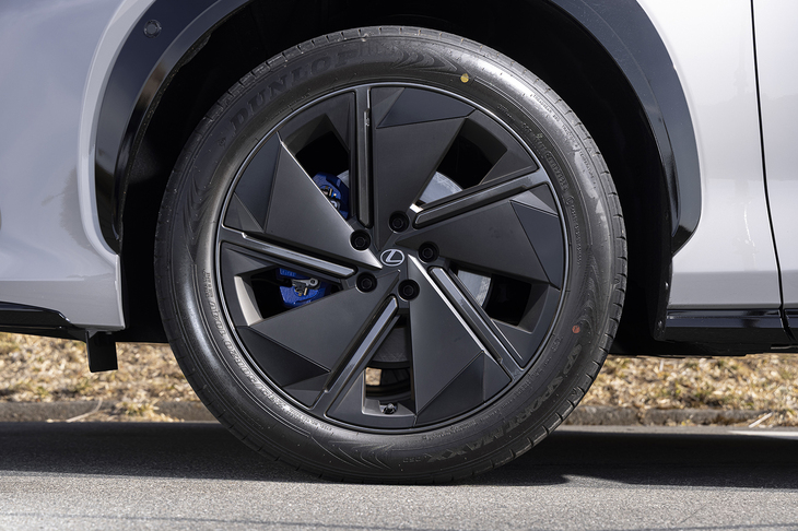 アルミホイールもまた“Fスポーツ”専用装備。空力パーツとしてエアロカバーが備わっている。