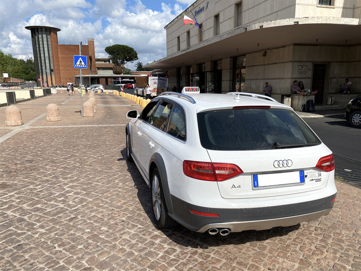 唯一の欠点は「タクシー用としては、ラゲッジスペース容量が小さめであることだ」と、ロレンツォ・ルカさんは指摘する。