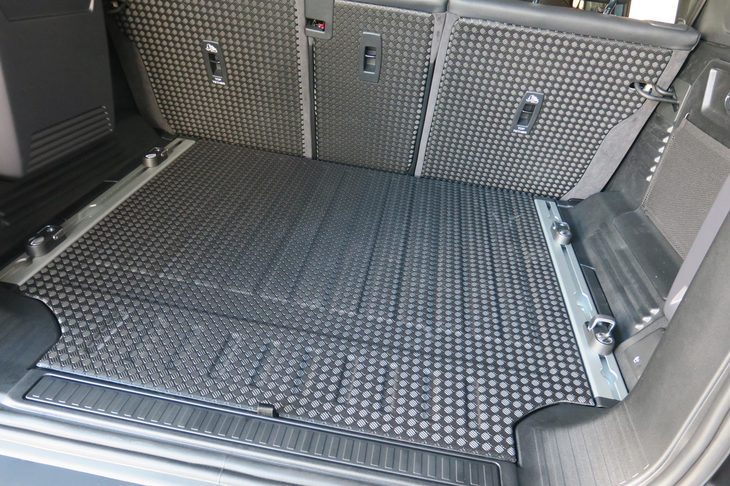 ランドローバー・ディフェンダー110 SE エクスプローラーパック装着車（ラゲッジスペース）