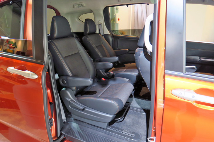 ホンダ・フリード ハイブリッド クロスター（FF）（2列目シート）