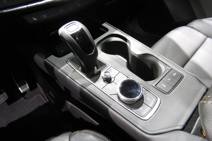 キャデラックXT4（センターコンソールまわり）