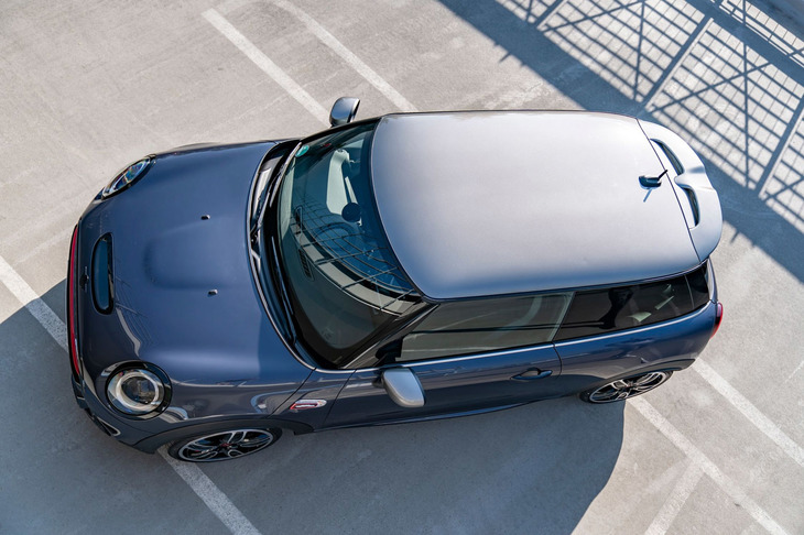 ルーフやミラーキャップにはコントラストカラーとして「メルティングシルバーメタリック」が用いられている。