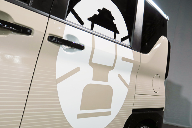 三菱デリカミニ × Coleman（コールマンのブランドロゴ）