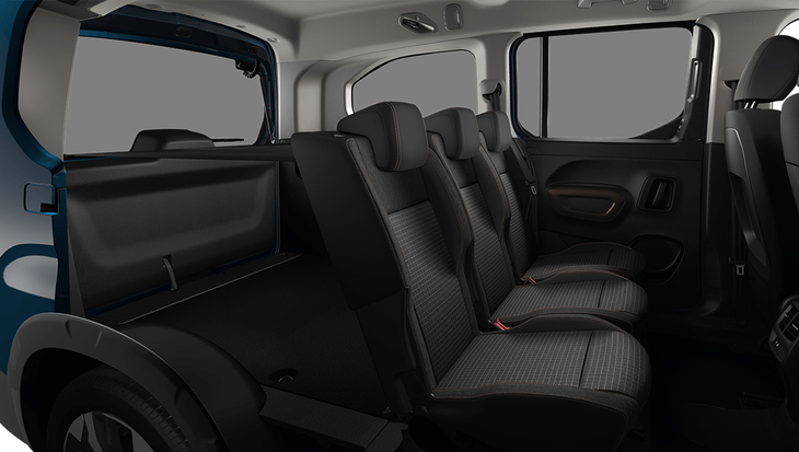 3列目シートを取り外し、2列目シートをフラットに折りたたんだ場合の荷室容量は最大2693リッター。