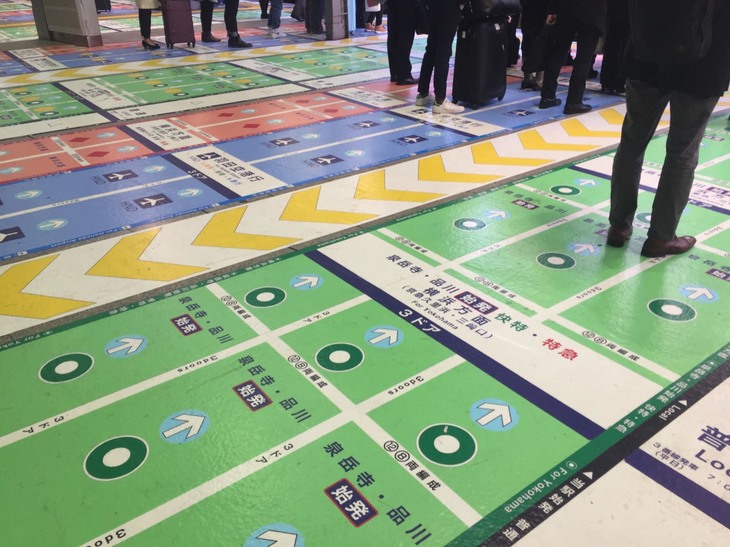 京急品川駅にて。ホーム床面は、乗る電車（各駅や快特など）や行き先ごとの整列乗車を促すよう、カラフルに塗られている。2020年の東京五輪にやって来る外国人は、理解できるだろうか。