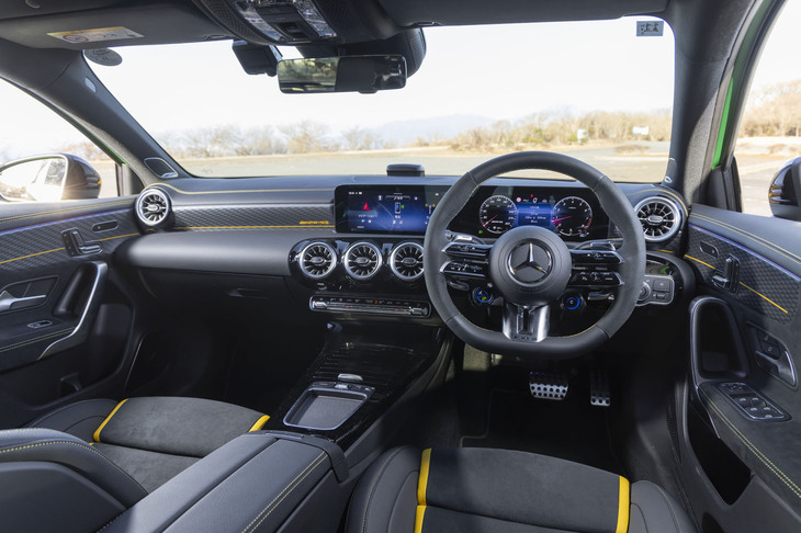 インテリアには「ファイナルエディション」専用のアルミのトリムを採用。ステッチやアクセントなどに外装と同じイエローが効果的に使われる。