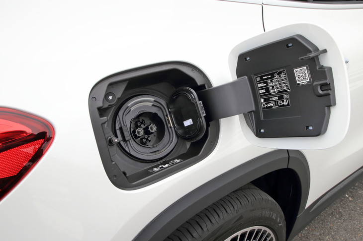 充電は、6.0kWまでの普通充電とCHAdeMO規格の直流急速充電に対応。後者については100kWという高い充電速度にも対応している。