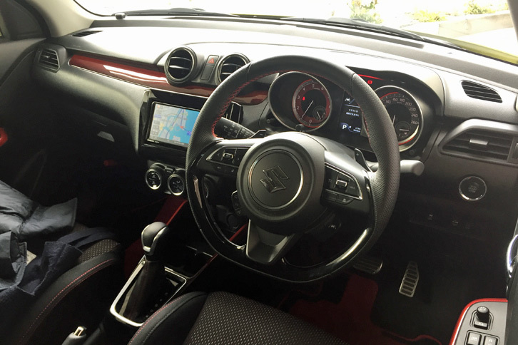 「スイフトスポーツ」のインテリア。本革巻きステアリングホイールには表皮にディンプル加工を施すことで、グリップ性を高めている。