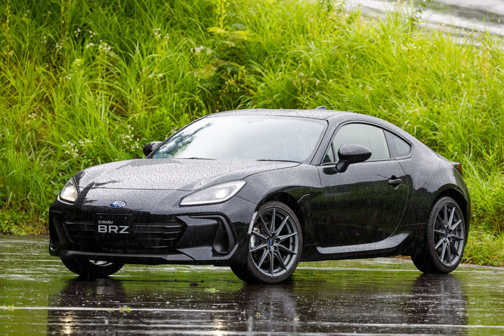 同じタイミングで「スバルBRZ」もマイナーチェンジ。中間グレード「S」の6段MTモデルに試乗した。