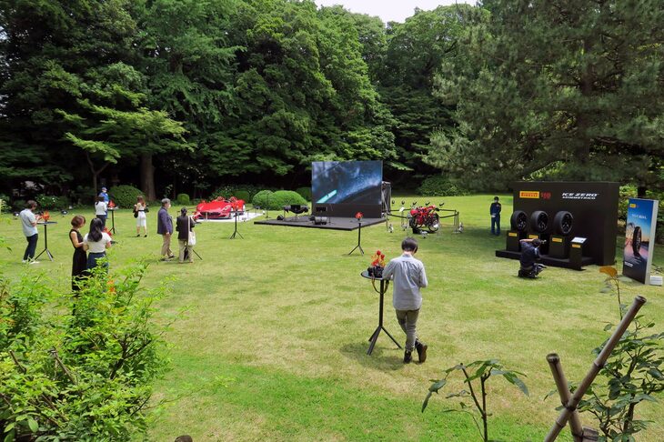 新製品発表会の後は、中庭に場所を移して記念パーティーを開催。駐日イタリア大使館は、かつて伊予松山藩の中屋敷だった場所に建てられており、この中庭も歴史あるものとなっている。