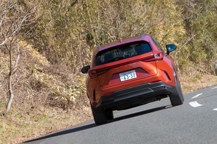 新機能の「プロアクティブドライビングアシスト」は歩行者や車両などを検知してステアリングとブレーキ操作をアシストするだけでなく、前方のカーブに対して車速が速すぎると判断するとアクセルオフ時に自動で減速してくれる。