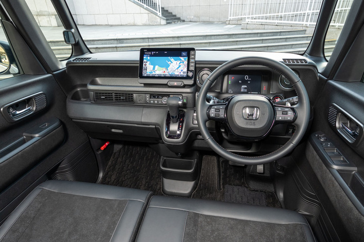 「カスタム」の内装色はブラック。外装と同じくメッキパーツの使用を抑えた上質な空間に仕上がっている。