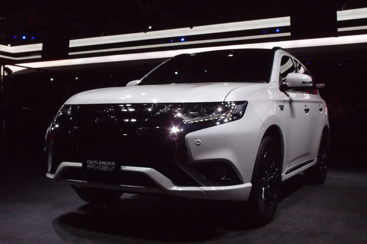 プラグインハイブリッド車の「アウトランダーPHEV」は、技術的ハイライトを示すベアシャシーとあわせて、場内に展示された。