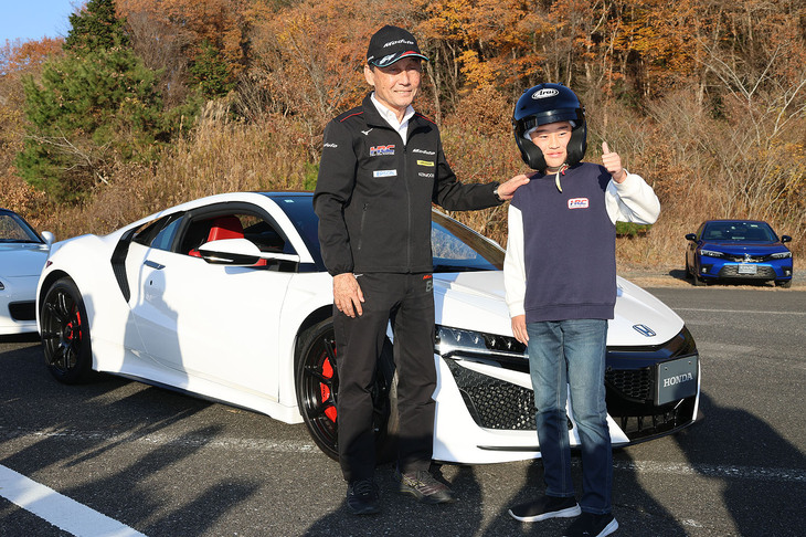 午後の同乗試乗枠には、なんと中嶋 悟監督もサプライズで参加。こうしたファンイベントでも中嶋さんの運転するクルマに同乗できる機会はめったにないため、当選者は非常にラッキーだった。ドライブした車両は、2代目「ホンダNSX」だ。
