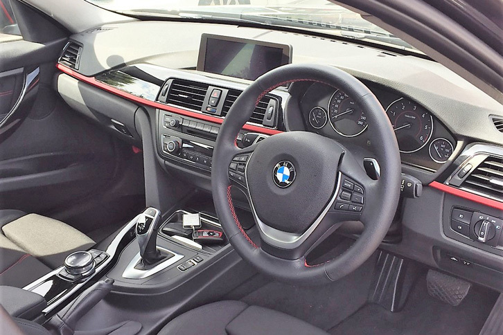 2014年製「BMW 320d」のインテリア。カップホルダーに残ったビスケットの食べかすがちょっと残念。