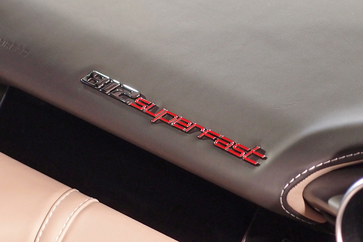 フェラーリ812スーパーファスト（助手席前方のエンブレム）