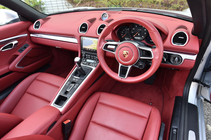 インテリアの様子。テスト車はオプションの「レザーインテリア」をチョイス。シートのほか、ダッシュボードやドアの内張りが本革仕立てとなる。