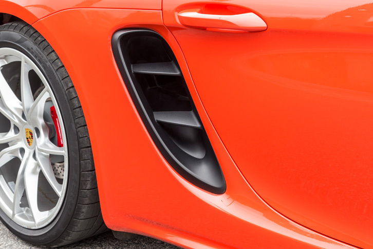 ボディーサイドに設けられたエアインテーク。エンジンに燃焼用の空気を提供し、インタークーラーに冷却用の空気を送る役割を果たす。