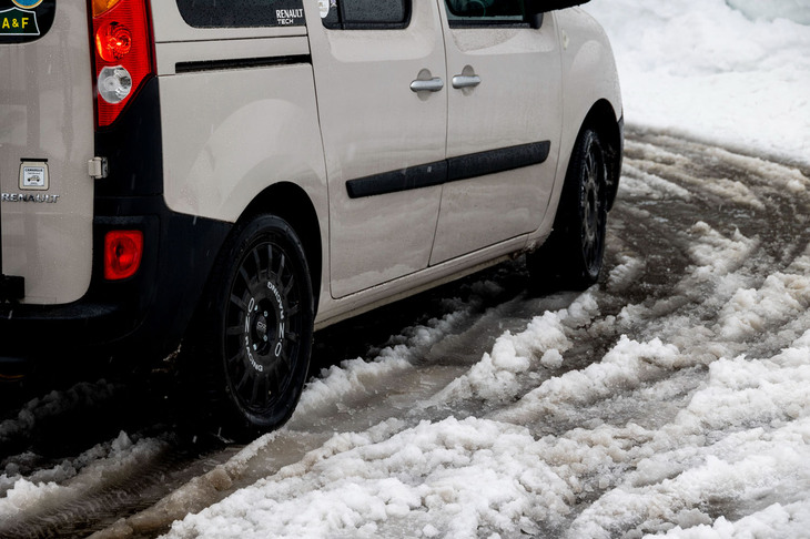 ドライからウエット、シャーベット、そして圧雪と刻一刻と表情を変える冬の路面でも余裕をもってステアリングを握ることができるオールシーズンタイヤ「エヌブルー4シーズン2」。「コスパがいいのもうれしいです」と福田さん。