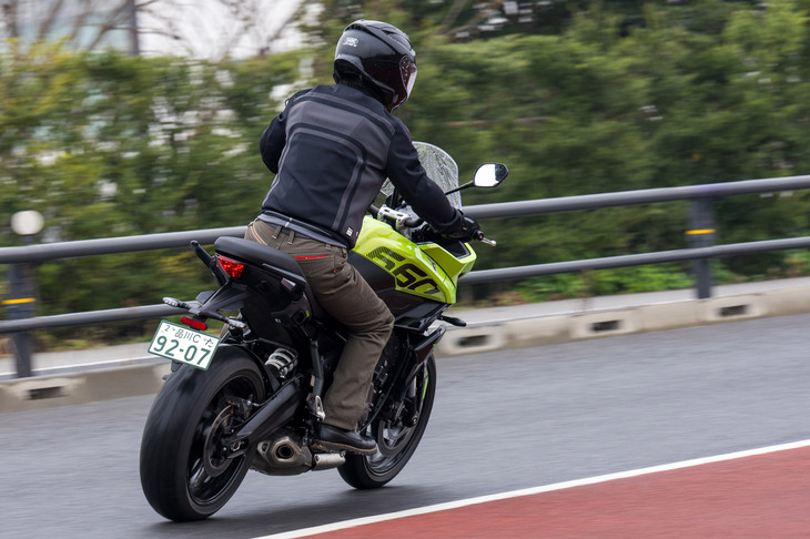 燃料タンクの容量は、「660」が17リッター、「800」が18リッター。660のカタログ燃費は4.7リッター/100kmとされているので、一回の給油で350km超の距離を走れる計算になる。