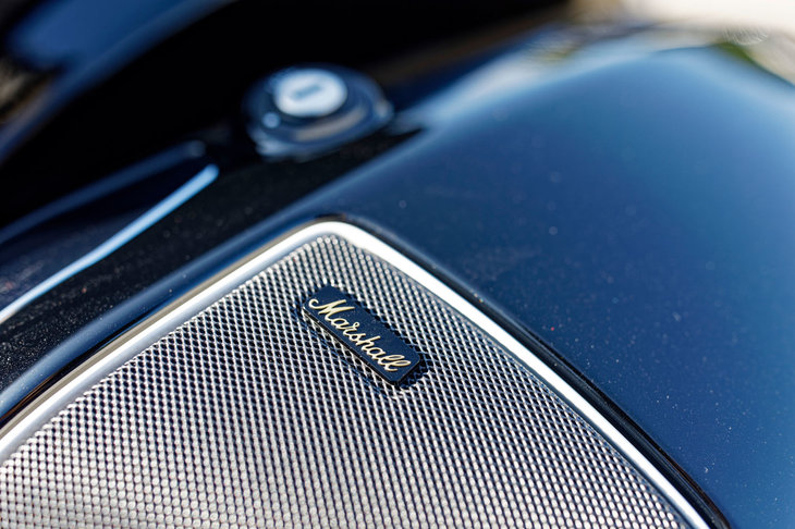 快適装備も充実しており、オーディオには英Marshall（マーシャル）のサウンドシステムを採用。オプションで4個のスピーカーと2個のサブウーハーを備えたシステムも用意されている（日本導入未定）。