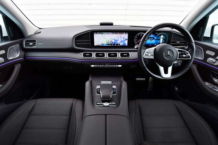 インテリアの質感はラグジュアリーそのもの。グリルのルーバーをモチーフにしたという4連のエアコン吹き出し口が特徴的。